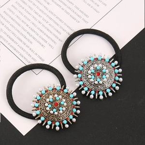 Détail d'élastiques cheveux bohème vintage avec pierre turquoise et perles métal