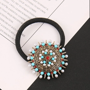 Gros plan de l'élastique bohème avec perles turquoise et motif soleil en alliage rétro