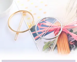 Gros plan de barrettes à cheveux minimalistes dorées et argentées en forme de cercle O