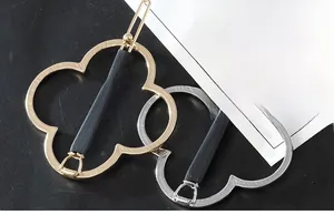 Détails de barrettes trèfle à quatre feuilles évidées en finitions or et argent