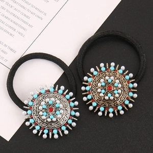 Vue détaillée des chouchous bohèmes en forme de fleur avec turquoise et perles