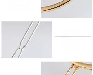 Détail de pinces à cheveux circulaires en métal doré et argenté avec fini miroir