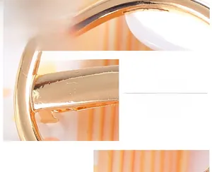 Dettaglio macro del fermaglio per capelli dorato lucido con bordi lisci e struttura