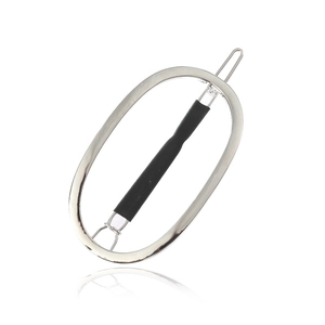 Barrette à cheveux ovale en métal argenté avec gaine noire sur fond blanc brillant