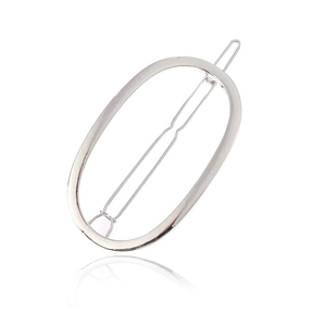 Barrette à cheveux ovale creuse géométrique en argent poli sur fond blanc neutre