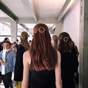 Fermaglio per capelli geometrico dorato minimalista su diverse tonalità di capelli moda