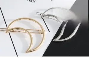 Détails des barrettes à cheveux en forme de lune évidée en finitions or et argent polis