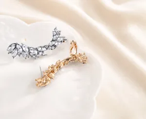 Dettaglio orecchini marquise con zircone e struttura di chiusura posteriore a clip