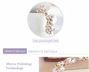 Dettaglio dell'orecchino a clip in oro KC con cristalli e finitura a specchio