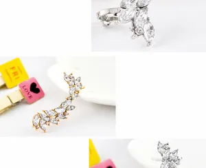 Dettaglio ear cuff argento con zirconi a forma di marquise disposti a foglia