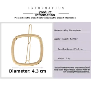 Vue détaillée de la pince à cheveux carrée en métal avec dimensions de 4,3x4,3 cm