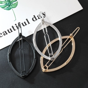 Fermi per capelli metallici in nero, oro e argento con bordi strutturati ed eleganti