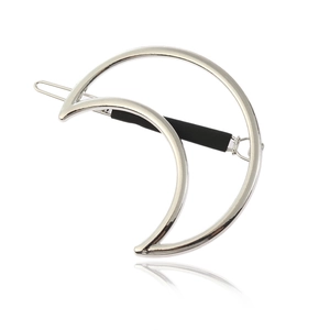 Barrette en métal argenté poli en forme de lune avec un design géométrique minimaliste