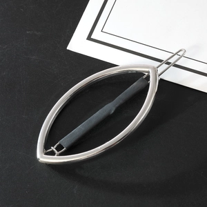 Dettaglio della clip per capelli geometrica argento con rivestimento interno nero antiscivolo