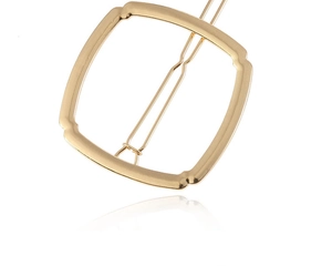 Détail d'une pince à cheveux géométrique carrée en métal doré au design minimaliste