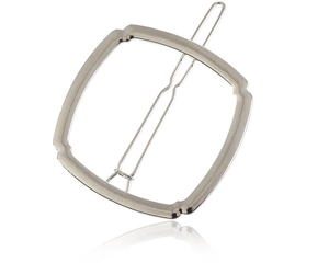 Détail d'une pince à cheveux carrée en métal argenté au design minimaliste moderne