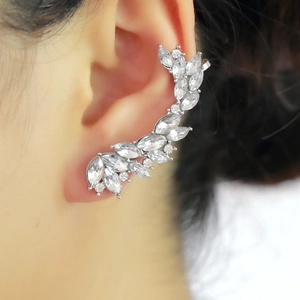 Elegante ear cuff foglia marquise argento con design ad ala in zircone lucido