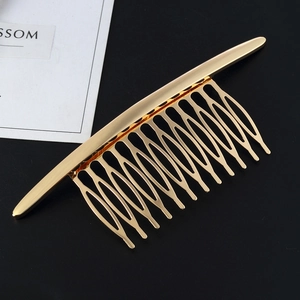 Peigne à cheveux élégant en métal doré poli avec quinze dents pour une coiffure quotidienne