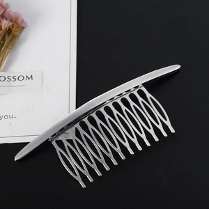 Peigne à cheveux argenté en métal forme branche de pin avec un design poli incurvé