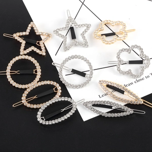 Set de pinzas para el cabello con pedrería brillante en formas de estrella y círculo