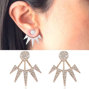 Roségoldene Ohrstecker im Sonnenstrahl-Design mit weißen Strasssteinen und Fächern