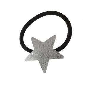 Élastique à cheveux minimaliste avec pendentif étoile en métal argenté brossé sur blanc