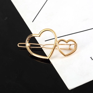 Pince à cheveux dorée double cœur avec un design creux minimaliste pour femmes