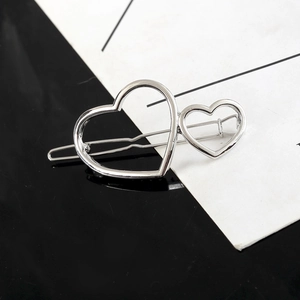 Barrette en alliage de zinc argenté poli avec un design minimaliste de double cœur évidé