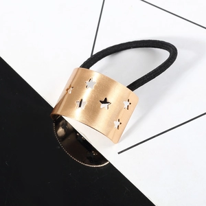 Élastique à cheveux doré à motif d'étoiles creuses avec corde noire sur fond moderne design