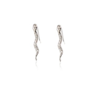 Orecchini a forma di serpente argento con pavé di cristalli su sfondo bianco