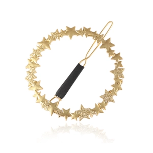 Eleganter goldener Haarclip mit kreisförmigem Sternendesign auf weißem Hintergrund