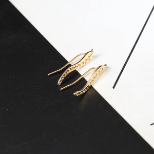 Classic gold leaf drop earrings with delicate texture and elegant curved nature design