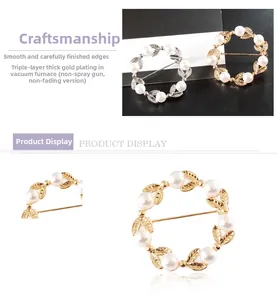 Détails de la broche couronne en perles avec placage or triple couche et bords polis lisses