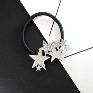 Élastique à cheveux noir avec breloques d'étoiles argentées texturées au style épuré