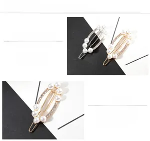 Détail d'une barrette géométrique avec perles et strass sur une base en alliage