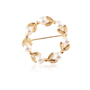Élégante Broche Couronne en Künstliche Perles Design Feuille en Alliage de Métal Accessoire de Mode pour Mariage Fête Femme