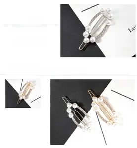 Détail de la pince à cheveux ovale avec perles et strass montrant le placage d'or épais