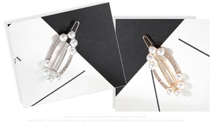 Détail de barrettes à perles et strass en or et argent avec design ovale évidé