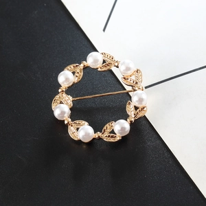 Broche couronne de feuilles dorées avec perles blanches élégantes au style floral vintage