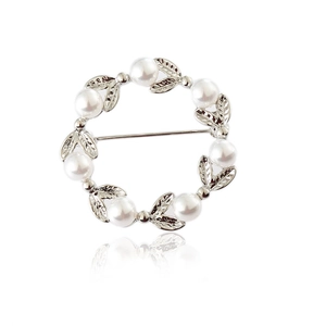 Broche couronne de feuilles argentées avec perles blanches et détails métalliques