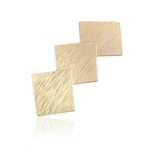 Barrette à cheveux dorée minimaliste avec losanges superposés et finition en métal brossé