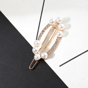 Barrette dorée élégante avec perles et strass au design ovale géométrique