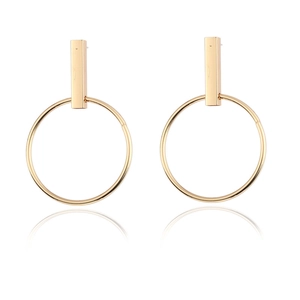 Détail de boucles d'oreilles dorées géométriques avec barre rectangulaire et anneau rond