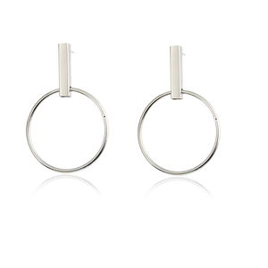 Gros plan de boucles d'oreilles géométriques argentées avec tige rectangulaire et grand cercle