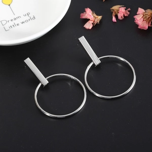 Boucles d'oreilles géométriques argentées avec rectangle et cercle, finition polie