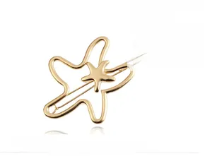 Detailed macro view of the minimalist hollow starfish hair clip with golden matte finish