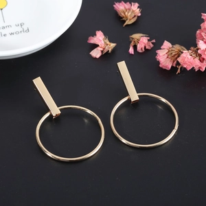 Boucles d'oreilles géométriques dorées avec barres polies et anneaux métalliques fins