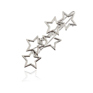 Pince à cheveux étoile pentagramme argentée au design géométrique ajouré sur fond blanc