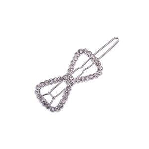 Barrette à cheveux élégante en alliage argenté avec strass brillants sur fond blanc