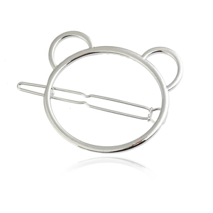 Détail d'une pince à cheveux minimaliste en métal argenté évidé en forme d'ours mignon
